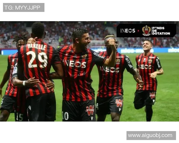 足球明星与俱乐部合影留念展现团队精神与荣耀时刻的精彩瞬间